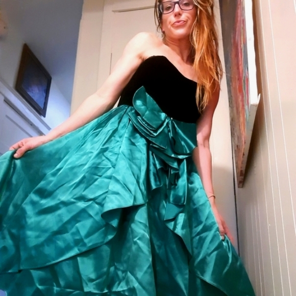 1980's strapless Gunne Sax gown w/ satin bow - Picture 2 of 14